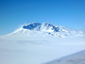 Under isen på Vestantarktis står der en aktiv vulkan, viser ny forskning. Foto: Doug Wiens.