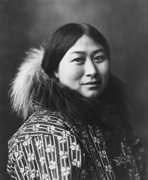 Teorien Beringia Stilstand antager, at forfædrene til Amerikas oprindelige befolkning var isoleret på en stor ø imellem Alaska og asien i 5.000 år. Billedet er taget af en canadisk Inuit. Foto: Lomen Bros 