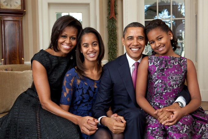 Obama familien har gjort noget ved hårets krøller, og det er både almindeligt og ofte også skadeligt. Med mindre man simpelthen klipper krøllerne af. Foto Pixabay