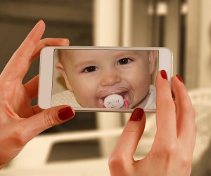 Mødre, der snakker meget i mobiltelefon under graviditeten, får børn, der taler godt. Foto: Pixabay