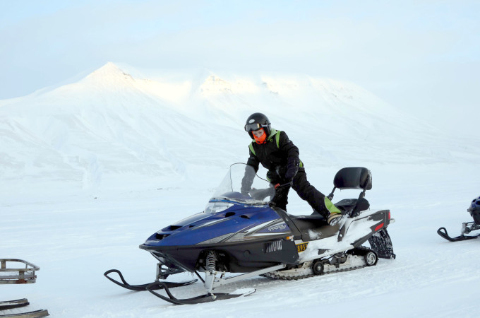 På snescooter igennem Svalbards vinter.