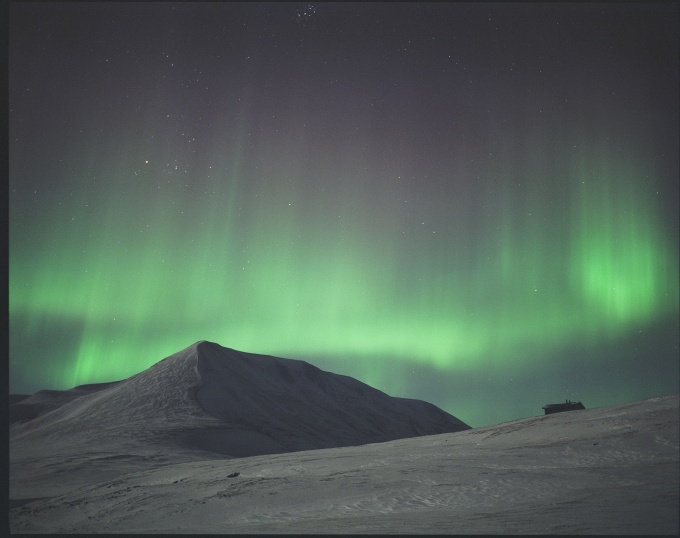 Oplevelsen af nordlys på Svalbard var fantastisk. Mit kamera kunne desværre ikke klare det svage lys, så dette billede fik jeg fra Iceland Explorer.