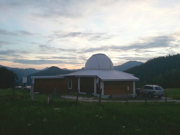 Observatorium med mange teleskoper i Alperne